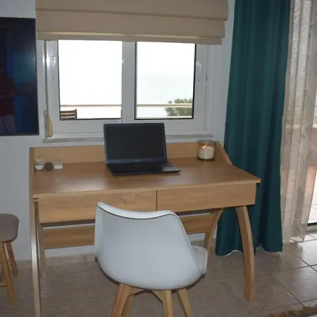 Apartmán Alexandros , Beachfront Retreat Near Petalidi With Private Sunbeds & Sea View