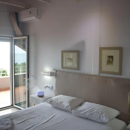 Alexandros , Beachfront Retreat Near Petalidi With Private Sunbeds & Sea View Apartmán