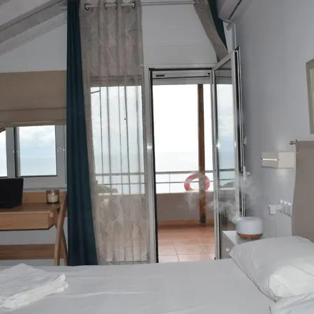 Daire Alexandros Beachfront Near Petalidi With Private Sunbeds & Sea View