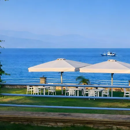 Alexandros Beachfront Near Petalidi With Private Sunbeds & Sea View Appartement Kalamaki (Messinia)