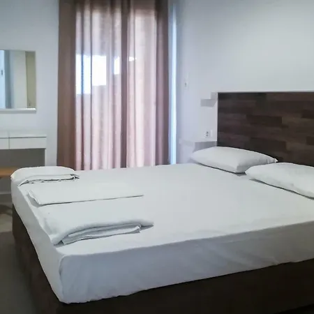 Alexandros , Beachfront Retreat Near Petalidi With Private Sunbeds & Sea View Apartamento