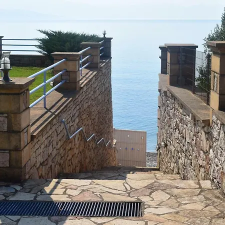 Alexandros Beachfront Near Petalidi With Private Sunbeds & Sea View Appartement Kalamaki (Messinia)