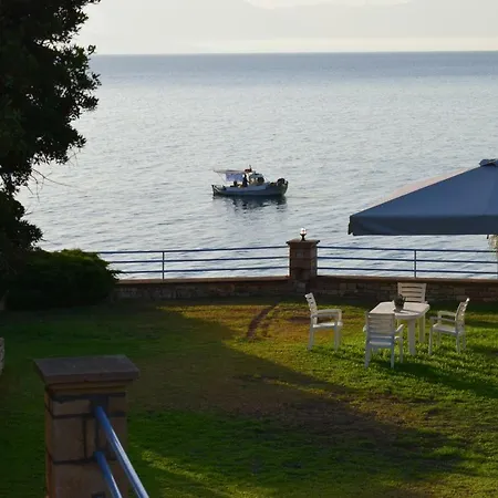 Appartement Alexandros Beachfront Near Petalidi With Private Sunbeds & Sea View