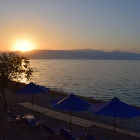 Alexandros , Beachfront Retreat Near Petalidi With Private Sunbeds & Sea View Kalamaki (Messinia)