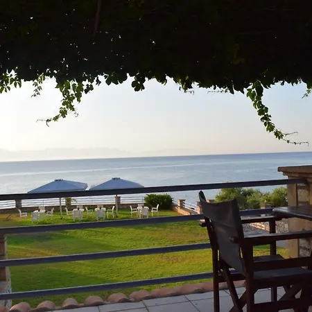 Alexandros Beachfront Near Petalidi With Private Sunbeds & Sea View *