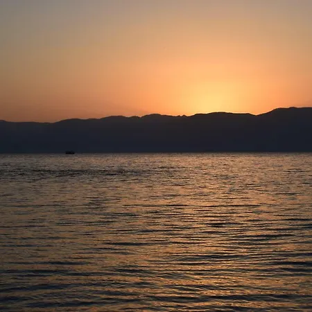 Alexandros Beachfront Near Petalidi With Private Sunbeds & Sea View Appartement Kalamaki (Messinia)