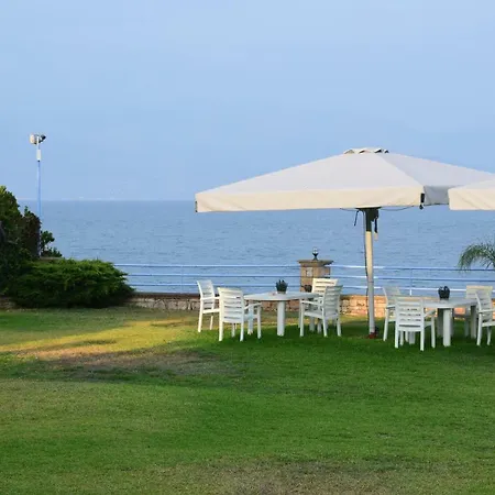 Alexandros Beachfront Near Petalidi With Private Sunbeds & Sea View *