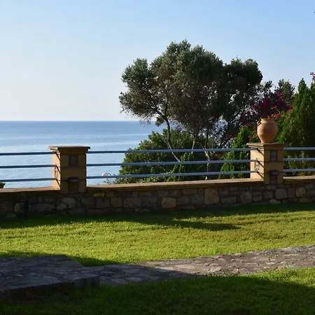 Alexandros Beachfront Near Petalidi With Private Sunbeds & Sea View Appartement Kalamaki (Messinia)