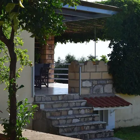 Alexandros , Beachfront Retreat Near Petalidi With Private Sunbeds & Sea View Kalamaki (Messinia)