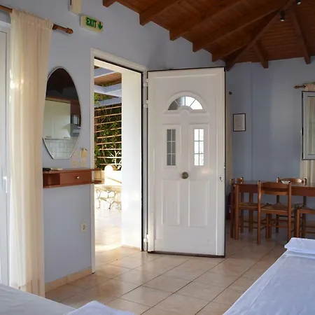 Apartamento Alexandros , Beachfront Retreat Near Petalidi With Private Sunbeds & Sea View Kalamaki (Messinia)