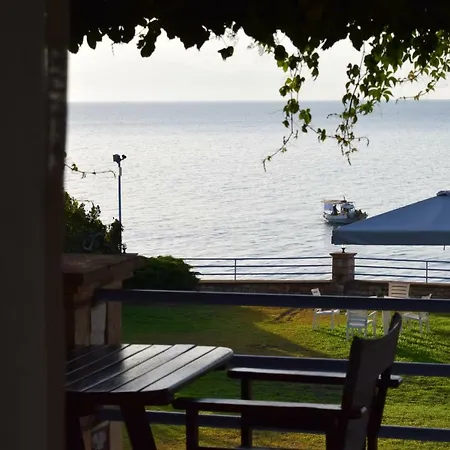 Alexandros Beachfront Near Petalidi With Private Sunbeds & Sea View Appartement