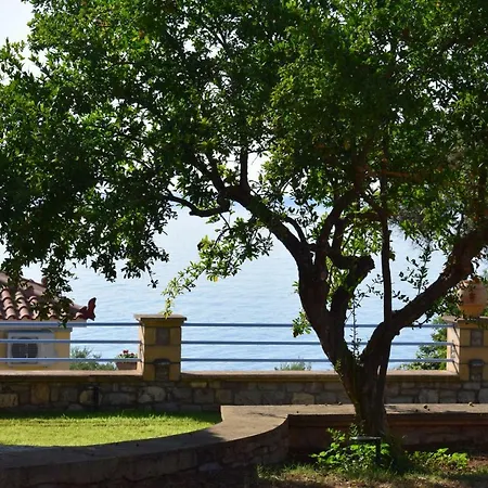 Apartamento Alexandros , Beachfront Retreat Near Petalidi With Private Sunbeds & Sea View