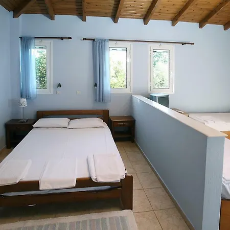Appartement Alexandros Beachfront Near Petalidi With Private Sunbeds & Sea View