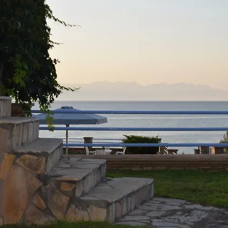 Alexandros Beachfront Near Petalidi With Private Sunbeds & Sea View Appartement *