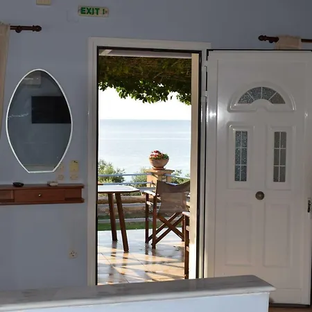 Alexandros Beachfront Near Petalidi With Private Sunbeds & Sea View Appartement *