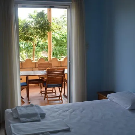 Alexandros Beachfront Near Petalidi With Private Sunbeds & Sea View Kalamaki (Messinia)