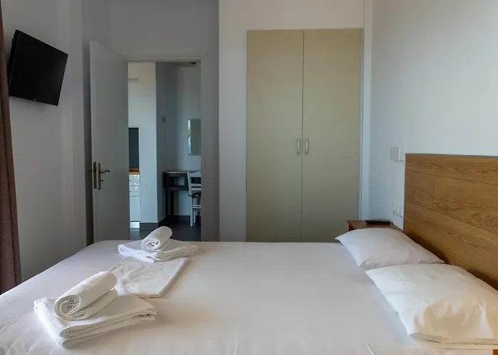 Alexandros , Beachfront Retreat Near Petalidi With Private Sunbeds & Sea View *