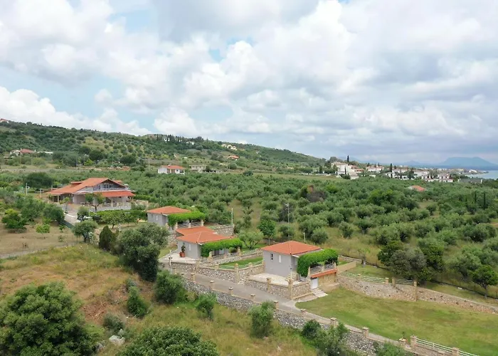 Alexandros , Beachfront Retreat Near Petalidi With Private Sunbeds & Sea View Appartamento