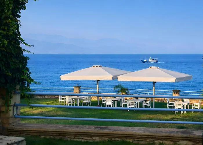 Alexandros , Beachfront Retreat Near Petalidi With Private Sunbeds & Sea View Appartamento Kalamaki (Messinia)