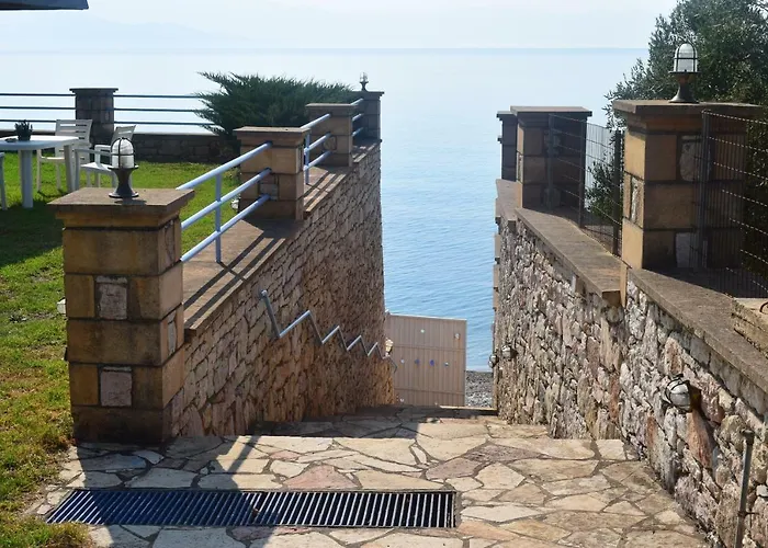 Alexandros , Beachfront Retreat Near Petalidi With Private Sunbeds & Sea View Appartamento Kalamaki (Messinia)