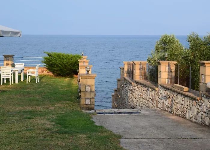 Apartamento Alexandros , Beachfront Retreat Near Petalidi With Private Sunbeds & Sea View *