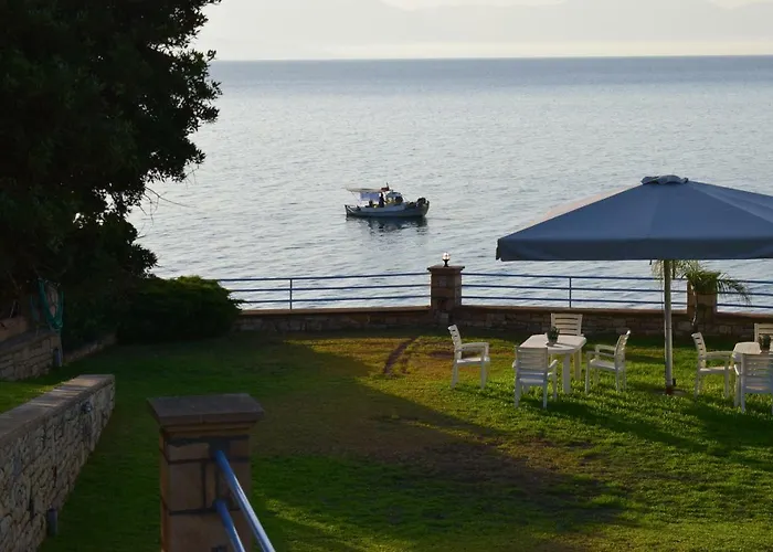 아파트 Alexandros Beachfront Near Petalidi With Private Sunbeds & Sea View