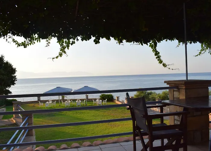 Alexandros Beachfront Near Petalidi With Private Sunbeds & Sea View *