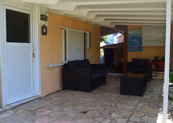 Alexandros , Beachfront Retreat Near Petalidi With Private Sunbeds & Sea View Appartamento