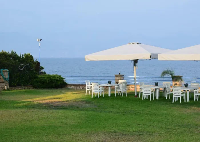 Alexandros Beachfront Near Petalidi With Private Sunbeds & Sea View *