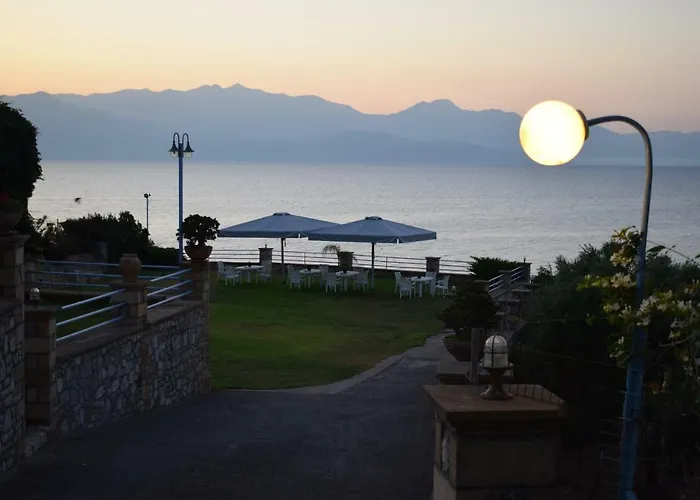 Apartamento Alexandros , Beachfront Retreat Near Petalidi With Private Sunbeds & Sea View *