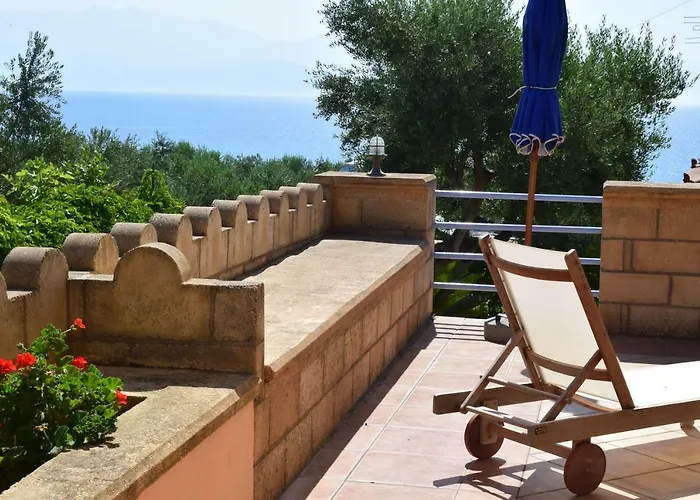 Alexandros , Beachfront Retreat Near Petalidi With Private Sunbeds & Sea View Appartamento Kalamaki (Messinia)