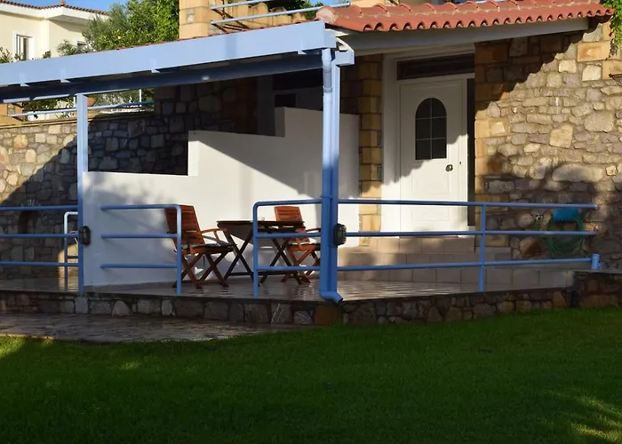 Alexandros , Beachfront Retreat Near Petalidi With Private Sunbeds & Sea View Kalamaki (Messinia)