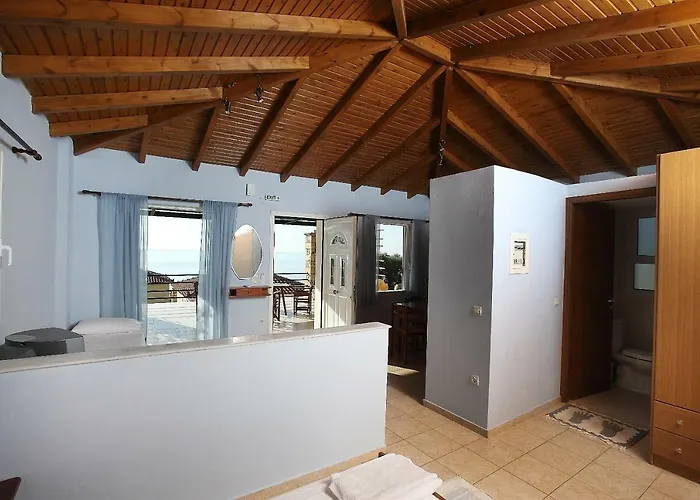 Alexandros , Beachfront Retreat Near Petalidi With Private Sunbeds & Sea View Appartamento Kalamaki (Messinia)