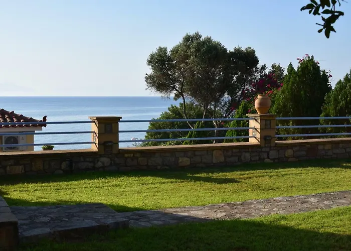 Alexandros , Beachfront Retreat Near Petalidi With Private Sunbeds & Sea View Appartamento Kalamaki (Messinia)