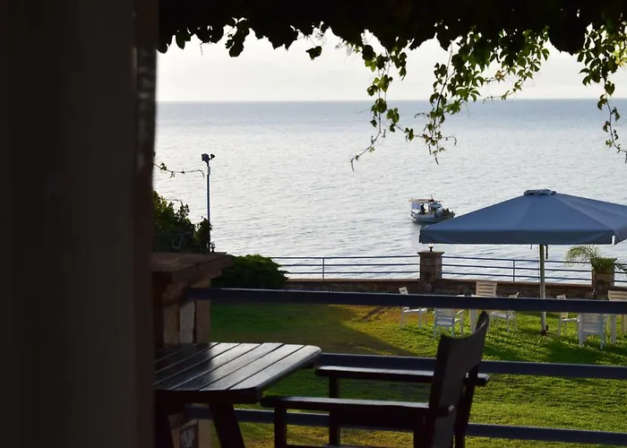 Alexandros , Beachfront Retreat Near Petalidi With Private Sunbeds & Sea View Appartamento