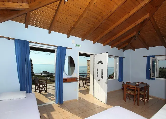 Apartamento Alexandros , Beachfront Retreat Near Petalidi With Private Sunbeds & Sea View *