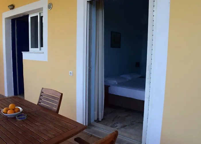 아파트 Alexandros Beachfront Near Petalidi With Private Sunbeds & Sea View *