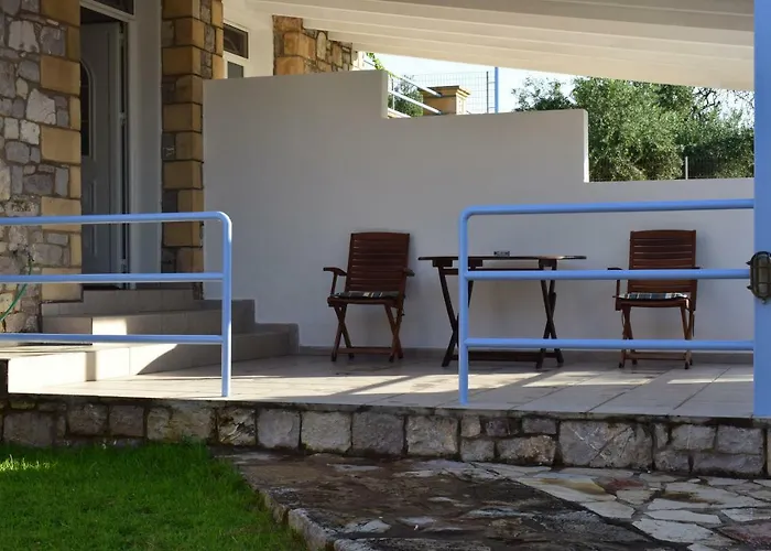 Appartamento Alexandros , Beachfront Retreat Near Petalidi With Private Sunbeds & Sea View