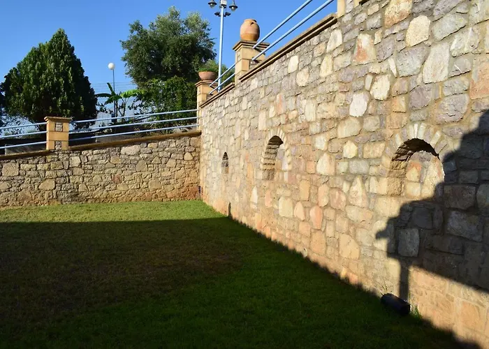 Alexandros , Beachfront Retreat Near Petalidi With Private Sunbeds & Sea View *