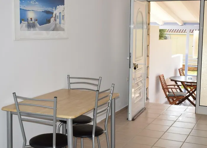 Apartamento Alexandros , Beachfront Retreat Near Petalidi With Private Sunbeds & Sea View Kalamaki (Messinia)