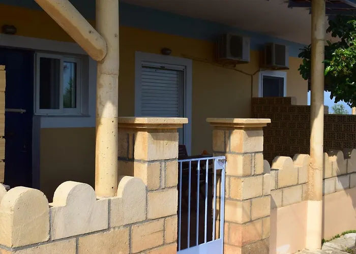 Apartamento Alexandros , Beachfront Retreat Near Petalidi With Private Sunbeds & Sea View Kalamaki (Messinia)